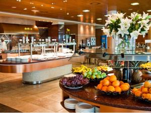 un buffet con frutas y verduras en un restaurante en AR Diamante Beach & SPA Hotel 4 SUP, en Calpe
