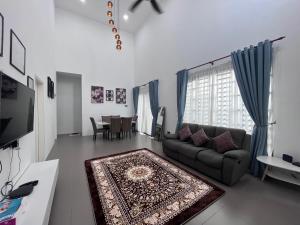 TV a/nebo společenská místnost v ubytování ORKED HOMESTAY HOSPITAL SULTANAH BAHIYAH Alor Setar
