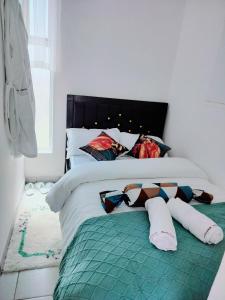 Un dormitorio con una cama grande con almohadas. en Cozzy homestyle, en Nairobi