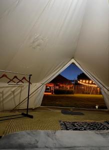 的住宿－Jun Tepee Glamping，白色帐篷,享有夜晚美景