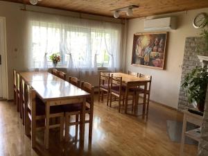 comedor con mesas y sillas de madera en Pärna Guesthouse & Apartments, en Kuressaare