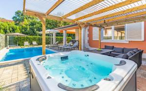 Lotus Villas Resort内部或周边的泳池