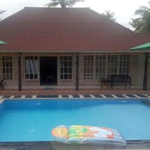 ein Swimmingpool vor einem Haus in der Unterkunft Villa Almond Mayo in Gili Trawangan + 1 Foto