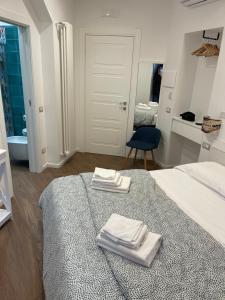 een slaapkamer met een bed met twee handdoeken erop bij B&B Vietri Centro 2 in Vietri