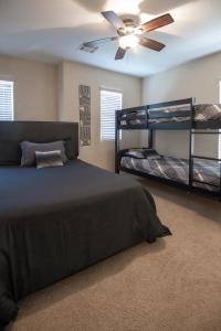 sypialnia z 2 łóżkami piętrowymi i wentylatorem sufitowym w obiekcie Large 3BR King Suite Moments Away From Strip w Las Vegas