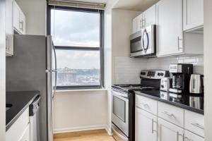 Кухня або міні-кухня у Hoboken 1BR w DM Gym Sundeck nr PATH NYC-902