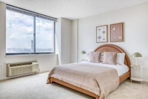 Ліжко або ліжка в номері Hoboken 1BR w DM Gym Sundeck nr PATH NYC-902