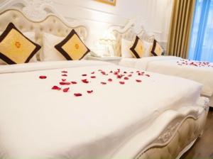 dos camas con corazones rojos en las sábanas en Gold Business Hotel Bắc Ninh en Bắc Ninh
