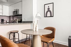 Nhà bếp/bếp nhỏ tại Kendall Square 1BR w Concierge Gym nr MIT BOS-714