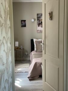 Schlafzimmer mit einem Bett und einer Tür, die in ein Zimmer führt in der Unterkunft Chez Flo in Avignon