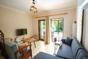 uma sala de estar com um sofá azul e uma mesa em Villa w Pool and Balcony 3 min to Dalyan River em Ortaca
