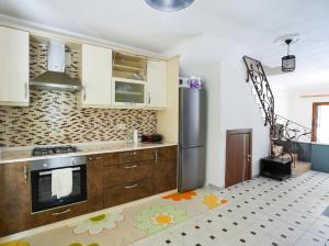 cocina con nevera de acero inoxidable en Villa w Pool and Balcony 3 min to Dalyan River en Ortaca