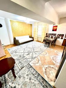 ein Wohnzimmer mit Sofa und Tisch in der Unterkunft Уютная евро двушка в центре Алматы #57 in Almaty