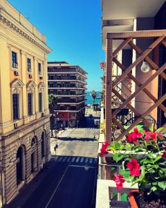 una strada cittadina con edifici e fiori su un balcone di Casa Castagna a Salerno