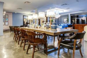 シカゴにあるRiver N Studio w Gym Pool nr L stop CHI-366の大きな木製のテーブルと椅子のあるダイニングルーム