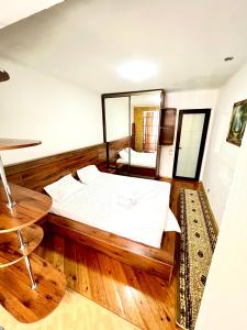 ein Schlafzimmer mit einem großen Bett und einem Spiegel in der Unterkunft Уютная евро двушка в центре Алматы #57 in Almaty