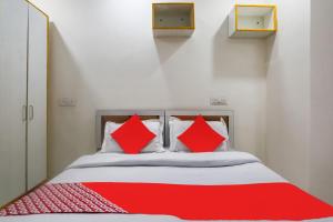 a bedroom with a bed with red and white pillows at OYO Flagship 78640 Hotel J Inn in New Delhi