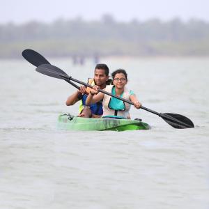 un hombre y una mujer en un kayak en el agua en Cloud Nine Wilpattu by Aaradhya, en Wilpattu