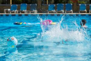 Bazén v ubytování Helion Resort nebo v jeho okolí