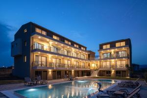 卡利维亚波里吉鲁Aetherion Studios & Suites的一座前面有游泳池的大型建筑