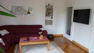 ein Wohnzimmer mit einem Sofa und einem Couchtisch in der Unterkunft Apartment am Kunsthaus Nordhausen, 1 OG in Nordhausen