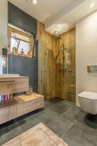 W łazience znajduje się prysznic, toaleta i umywalka. w obiekcie Rogata Chata Premium, Kościelisko w mieście Kościelisko