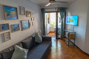 een woonkamer met een bank en een flatscreen-tv bij Apartment Marzipans'Oasis in San Miguel de Abona