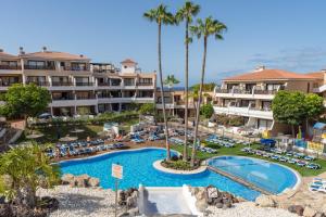 een luchtzicht op een resort met een zwembad bij Apartment Marzipans'Oasis in San Miguel de Abona
