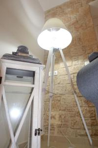 Miss Nefeli - Marvelous Stone Apartment in Perdika-Aegina في ايجينا تاون: وجود مصباح أبيض على الطاولة