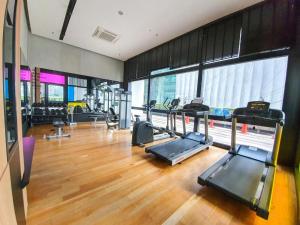 een fitnessruimte met loopbanden en crosstrainers in een gebouw bij Arcoris Mont Kiara 163 in Kuala Lumpur