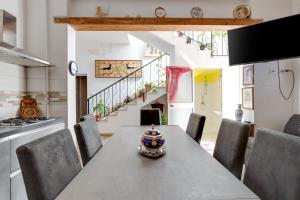 a kitchen and dining room with a table and chairs at Da Flavia in Riola Sardo