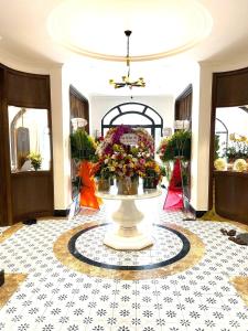 a lobby with a table with flowers on it at Hương Toàn 2 Hotel in Phu Quoc