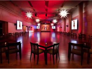 Um restaurante ou outro lugar para comer em AR Diamante Beach & SPA Hotel 4 SUP