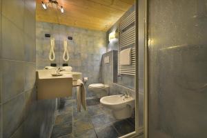 uma casa de banho com um WC e um lavatório em Chalet Matteo em Livigno