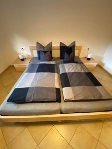 2 łóżka w pokoju z 2 poduszkami w obiekcie Riverside w Alpbach