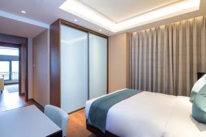 Rúm í herbergi á Rocase Boutique Hotel Wuxi