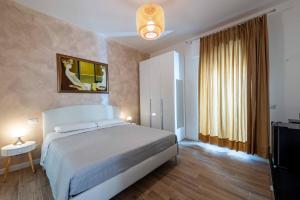 1 dormitorio con 1 cama grande y TV en MARCANTONIO ROOM Ampia camera con bagno privato e self check in, en Perugia