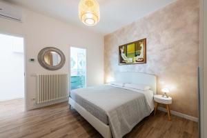 佩鲁贾MARCANTONIO ROOM Ampia camera con bagno privato e self check in的一间带床和镜子的白色卧室