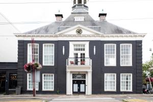 een zwart-wit gebouw met een balkon bij Bob W Oosterpark in Amsterdam