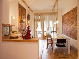 cocina y comedor con mesa y sillas en Smart Appart Atelier Berlin, en Berlín