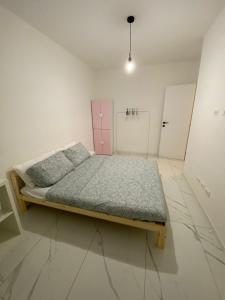 - une chambre blanche avec un lit dans l'établissement Luxory e moderno Trilocale a Latina 4 posti letto, à Latina