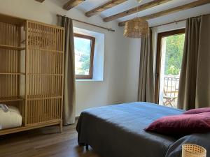 um quarto com uma cama e uma janela em El Molí - Apartament Torreneules em Ribes de Freser