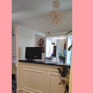 a room with a counter with a television and a mirror at Rosa Italia Hotel Roma in Rome