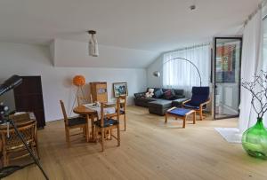 sala de estar con sofá y mesa en Wohnung auf dem Bürgenstock, en Kehrsiten
