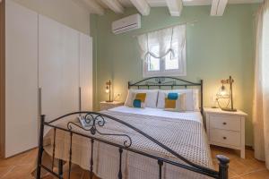 una camera con letto con struttura metallica di La Finestra sul Mare - Appartamento con vista a Gabicce Mare