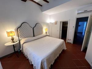 a bedroom with a large bed and two lamps on tables at Appartamento in fattoria in Pistoia