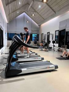 a man and a woman on a treadmill in a gym at 《碧水莊園》亞洲公寓設計大獎一室一廳整套Bangkok曼谷拉差達新商業區火車夜市 in Bangkok