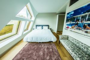 um quarto com uma cama e um sofá em Magnifique Penthouse 3 chambres et terrasse sur l'Avenue Louise em Bruxelas