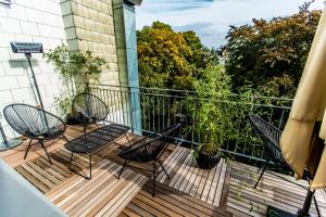 uma varanda com duas cadeiras e uma mesa em Magnifique Penthouse 3 chambres et terrasse sur l'Avenue Louise em Bruxelas