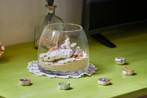 un tarro de cristal con una playa en una mesa en Studio Plaza Farray, en Las Palmas de Gran Canaria